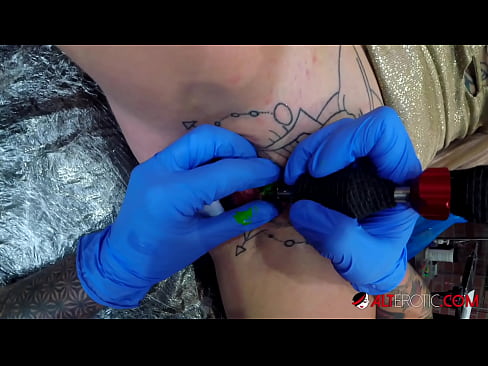 ❤️ Ekstreem tattooed hottie Sully Savage krige in tattoo op har klitoris ️❌ Seksfideo by porno fy.xxxbunker.ru ☑